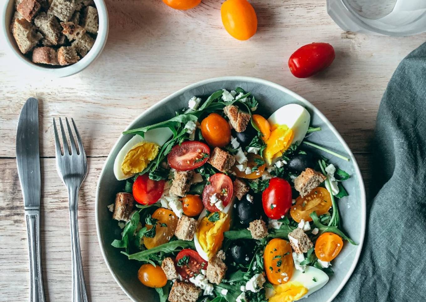 Salade d'été tomate œuf fêta roquette