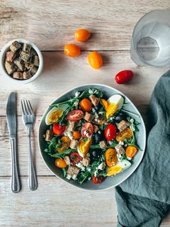 Une photo de Salade d'été tomate œuf feta roquette