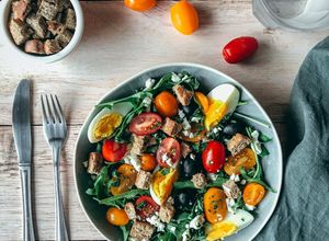 Une photo de Salade d'été tomate œuf feta roquette