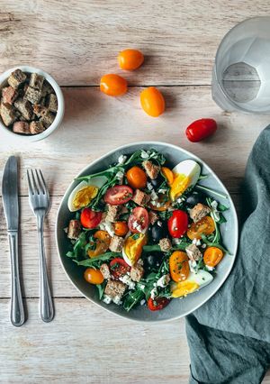 Une photo de Salade d'été tomate œuf feta roquette