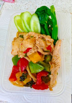 รูปของ สปาเก็ตตี้ผัดขี้เมาไก่พริกสามสี