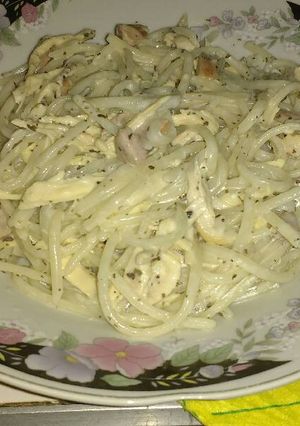 A picture of Spaghetti with Chicken and Cream.