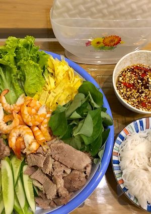 A picture of Gỏi cuốn (Vietnamese Fresh Spring Rolls).
