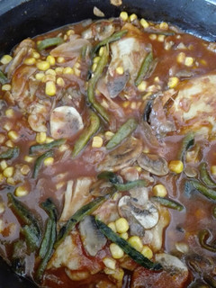 Una foto de Piernas y muslos de pollo con rajas