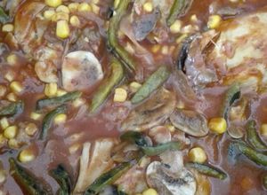 Una foto de Piernas y muslos de pollo con rajas