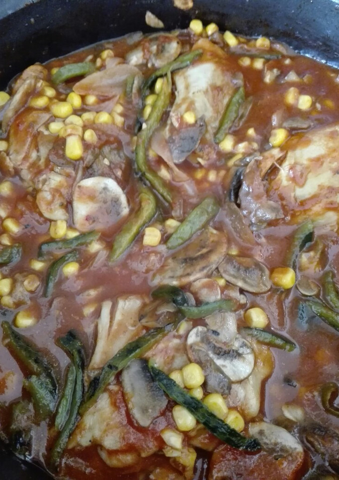 Una foto de Piernas y muslos de pollo con rajas