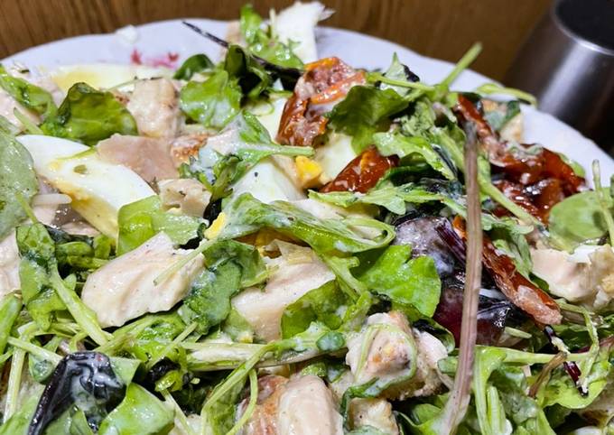 Что приготовить, когда надоело оливье: рецепт новогоднего салата Цезарь с курицей и беконом