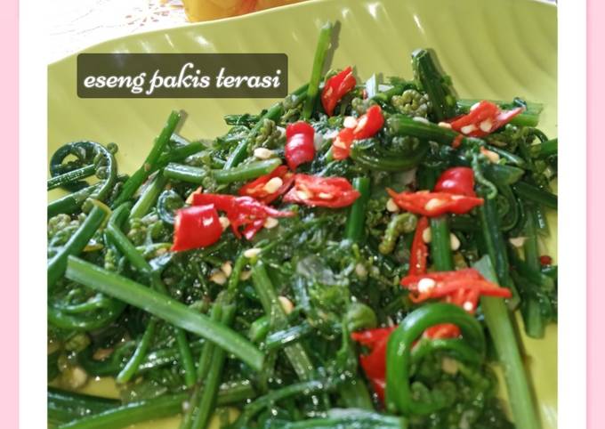 Resep Eseng pakis terasi simple oleh Dewi IW - Cookpad
