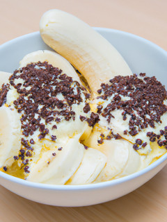 Una foto de Helado de plátano y naranja con perlas de chocolate