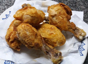 Una foto de Muslos de pollo frito