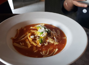 Una foto de Sopa de tortilla o sopa azteca