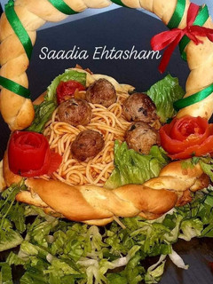 A picture of Red sauce meat 🍖 balls in bread 🍞 basket 🏀.