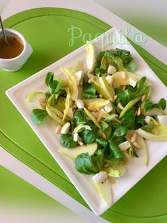 Una foto de Ensalada con pera 🍐 y piñones 🥗(aderezo con mostaza y miel 🍯)