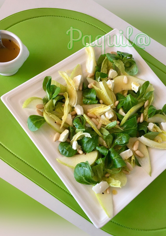 Una foto de Ensalada con pera 🍐 y piñones 🥗(aderezo con mostaza y miel 🍯)
