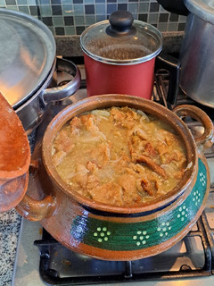 Una foto de Chicharrón en salsa roja de habanero/ salsa verde