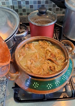 Una foto de Chicharrón en salsa roja de habanero/ salsa verde