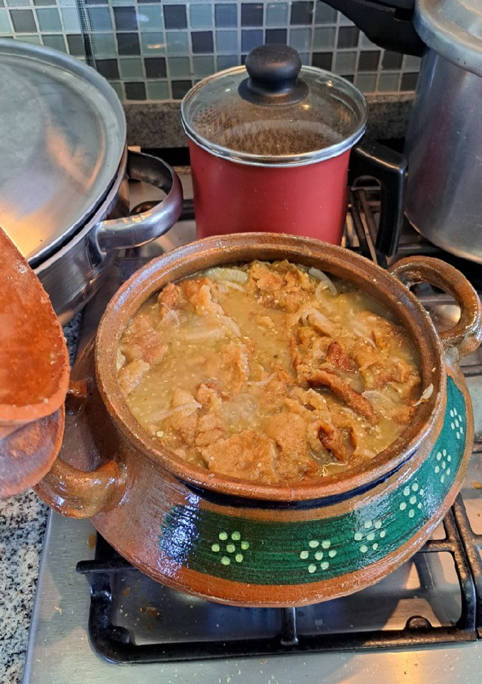Una foto de Chicharrón en salsa roja de habanero/ salsa verde