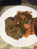 Un filete de ternera a la plancha con verduras