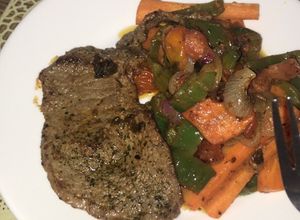 Una foto de Un filete de ternera a la plancha con verduras