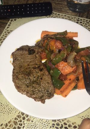 Una foto de Un filete de ternera a la plancha con verduras