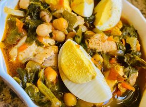 Una foto de POTAJE DE 🥬ACELGA🥬 Y GARBANZOS 🥘🥬🥘