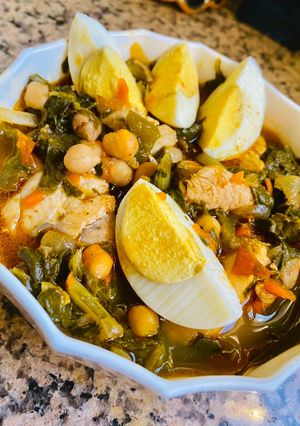 Una foto de POTAJE DE 🥬ACELGA🥬 Y GARBANZOS 🥘🥬🥘