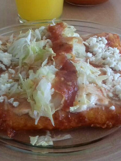 Una foto de 🇲🇽 enchiladas rojas al estilo mexicano 🇲🇽