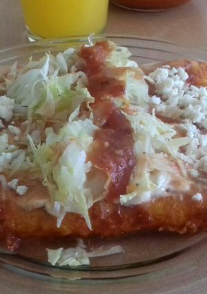 Una foto de 🇲🇽 enchiladas rojas al estilo mexicano 🇲🇽