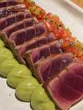 Tataki de Atún Rojo con Guacamole y Pico de Gallo