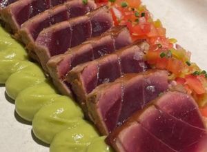 Una foto de Tataki de Atún Rojo con Guacamole y Pico de Gallo