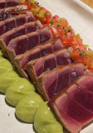 Una foto de Tataki de Atún Rojo con Guacamole y Pico de Gallo
