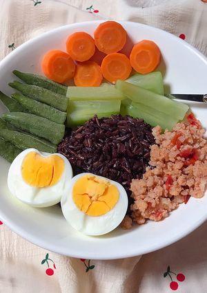 Hình của món Bữa trưa eatclean 🥕🥦🥒🍅🥩🥚🍚.