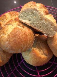 Una foto de Bollitos de brioche sin gluten y sin lactosa en panificadora y horno