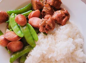 Hình của món Cơm gia đình: sườn non rim nước dừa + đậu ngọt xào hotdog.