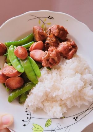 Hình của món Cơm gia đình: sườn non rim nước dừa + đậu ngọt xào hotdog.
