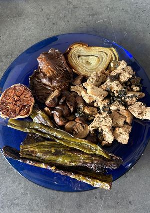 Una foto de Verduras y setas con tofu y algas al horno