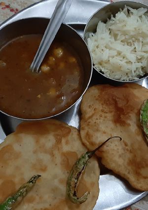 A picture of Bhhautre chole and boiled rice.