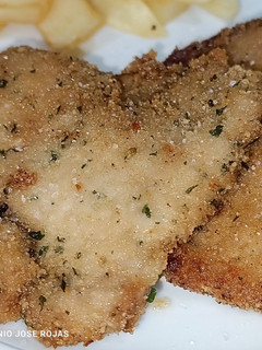 Una foto de Lomo adobado con especias y patatas fritas con salsa suave y 🌶️