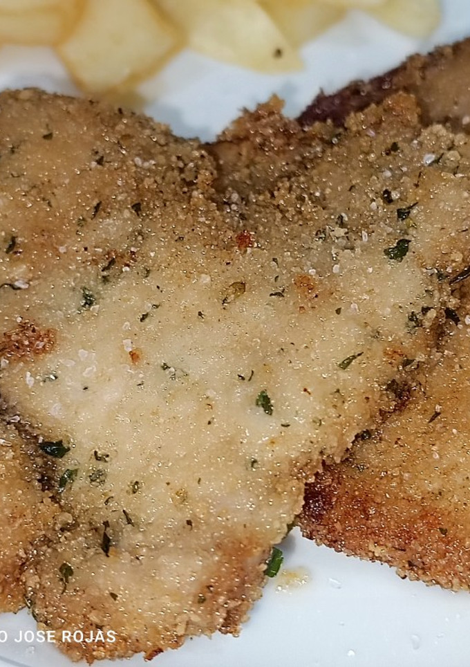 Una foto de Lomo adobado con especias y patatas fritas con salsa suave y 🌶️