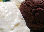 Una foto de helado de coco con leche de coco