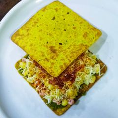 A picture of Cheese Khakhra Chaat.