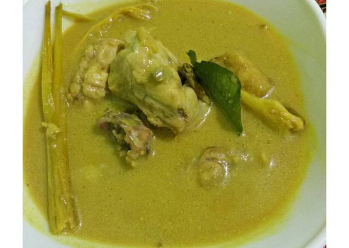 Opor ayam kuah kuning