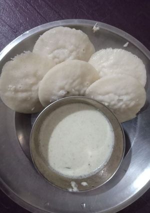 इडली(idli recipe in hindi) रेसिपी मुख्य फोटो
