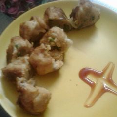 A picture of Bread rolls with potato and green peas stuffing.