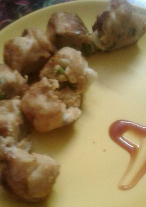 A picture of Bread rolls with potato and green peas stuffing.