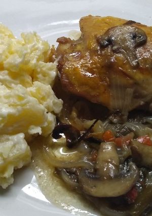 Una foto de Pollo al horno con champiñón y Papa's mayo