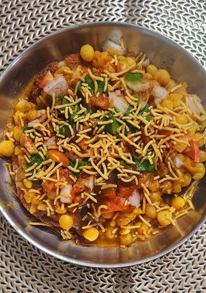 A picture of Ragda Patties.