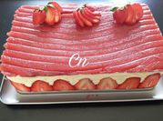 Une photo de gâteau génoise avec crème pâtissière