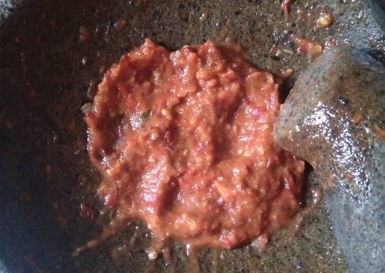 Langkah Mudah untuk Menyiapkan Sambal tomat sederhana Anti Gagal