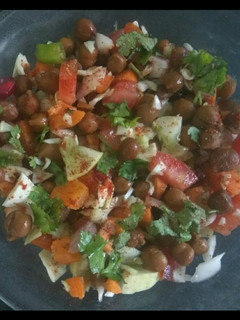 ચણા સલાડ (Desi Chana Salad Recipe In Gujarati) રેસીપી મુખ્ય ફોટો